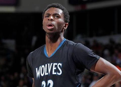 NBA季后赛首轮，爱德华兹绝杀助森林狼晋级