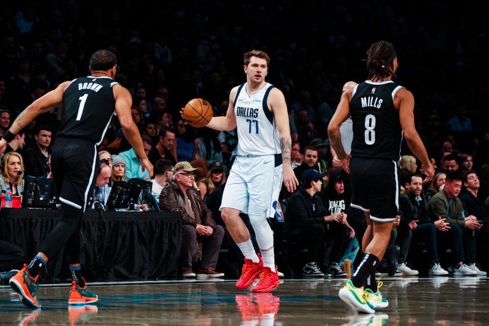 NBA-东契奇补时争议三分绝杀勇士，终结对手七连胜登顶西部引热议